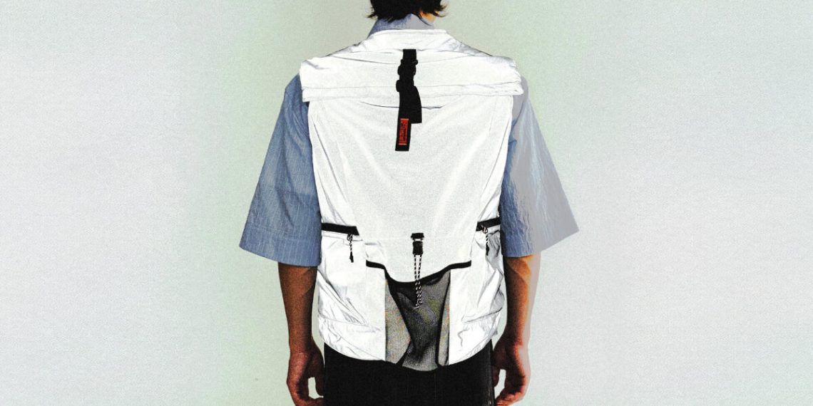 The reflective vest of topology has a backpack behind