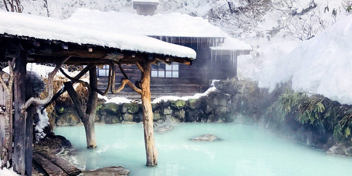 “To a nude structure” follows the tradition of the toilet in Japan