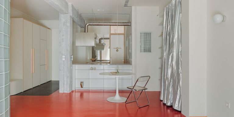 The Purple ground runs over a minimal house of the 1970s Athens within the threshold