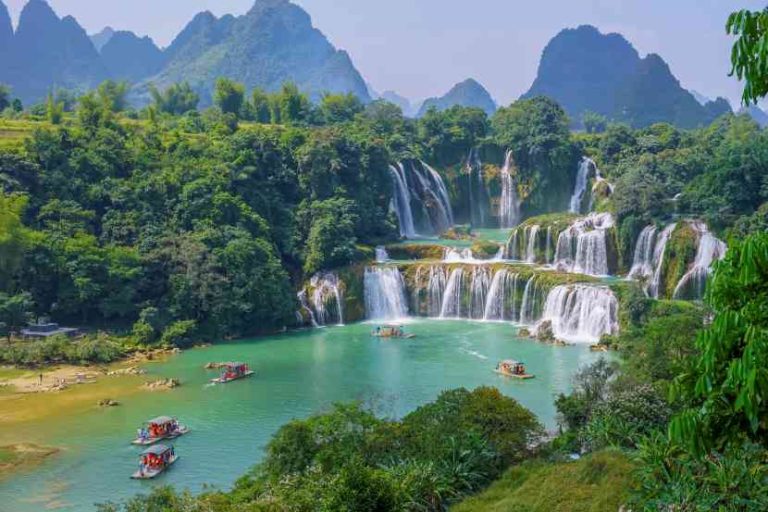 Vietnam Units a New Benchmark in Tourism With First Worldwide Cruise From Phu My Port