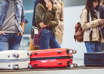 Web weighs in on Reddit journey dispute when husband refuses airport pickup for spouse