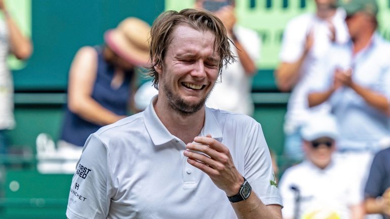 Bublik beats Medvedev to win Halle Open once more